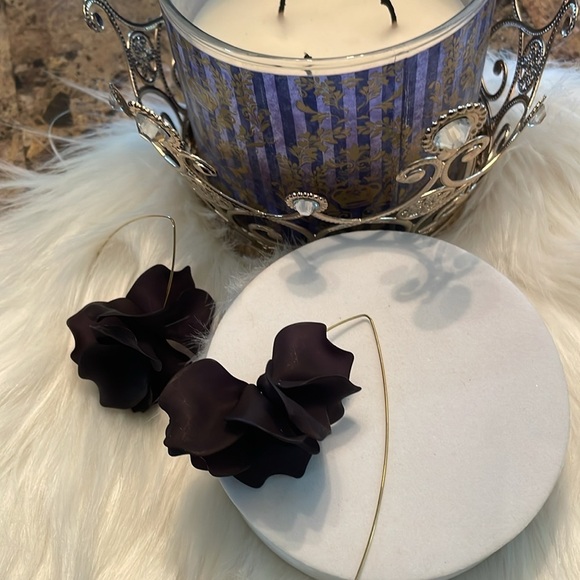 Black Flower Earrings - Picture 12 of 13